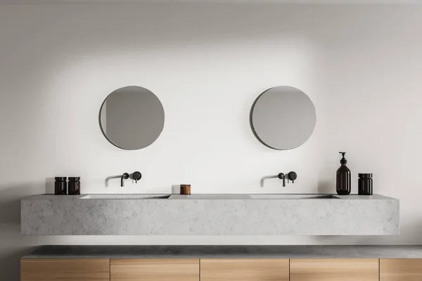 洗面台 円形ミラーおよび浴室の付属品が付いている白い浴室 洗面台 石鹸付きのモダンなスタイリッシュなバスルームのインテリア 3Dレンダリング — ストック写真