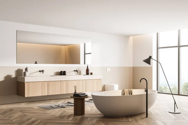 Luz Interior Banheiro Com Banheira Branca Duas Pias Acessórios Banho — Fotografia de Stock