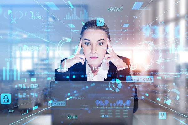 Retrato Mujer Oficina Usando Portátil Concentrado Sala Oficina Iconos Azules —  Fotos de Stock