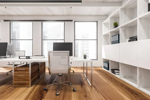 现代办公室的工作场所 有白色的墙壁 木制的地板 白色的电脑桌和装有文件夹的书柜 3D渲染 — 图库照片