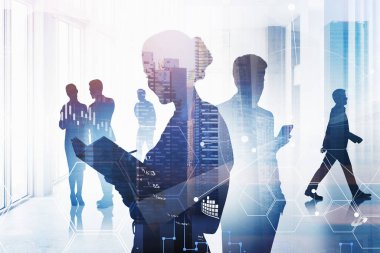 İş kadını notları okuyor ve iş adamı akıllı telefona bakıyor. İş adamları siluetleri ve borsa ön x grafiği, şehir merkezindeki panoramik ofis ve gökdelenlerle çifte pozlama