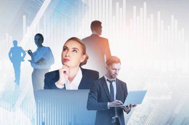 Teknolojiyle çalışan ve düşünen ofis çalışanları, hücreli borsa hologramı. Ortaklarla takım çalışması, dijital simgeler ve gökdelenler bulanıklaştı. Finans ve teknoloji kavramı