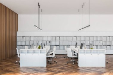Beyaz ve ahşap duvarlı modern ofis, iki sıra beyaz bilgisayar masası ve klasörlü kitaplık. 3d oluşturma