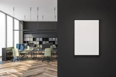 Gri duvarları, sıralı bilgisayar masaları ve sağa doğru dikey poster çerçevesi olan şık bir ofis. 3d oluşturma