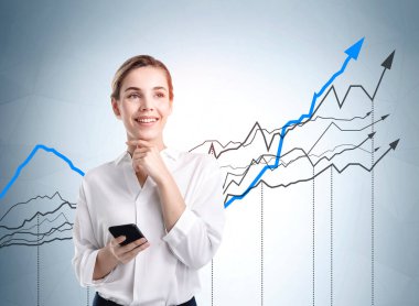 Ofisteki kadın akıllı telefon kullanarak mutlu görünüyor, yükselen mavi ve siyah ok eskizini düşünüyor. Kişisel gelişim, teknoloji ve kariyer gelişimi kavramı