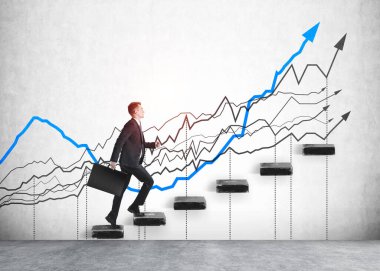 Takım elbiseli bir adam elinde bavulla merdivenleri tırmanıyor, mavi ve siyah oklar yükseliyor, beton zemin. Kişisel gelişim ve kariyer gelişimi kavramı