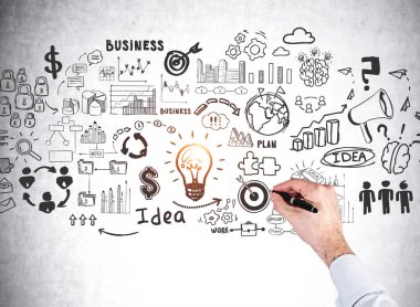 Ofisteki adam gri duvara iş planı çiziyor. Okları, grafikleri ve ağ simgeleri olan siyah karalama çizimi. İş fikri ve planlama kavramı 