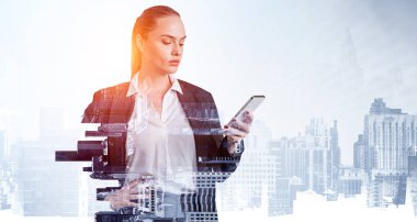 Ofis çalışanı, akıllı telefon, siyah takım elbise ve ciddi görünüş, New York manzaralı görüntü, çift pozlama. Başarılı yönetici ve iş teknolojisi kavramı