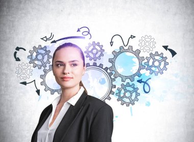 Beton arka planda gülümseyen ofis kadını, mavi ve mor dişliler ve oklar karalıyor. İş adamı ve beyin fırtınası kavramı