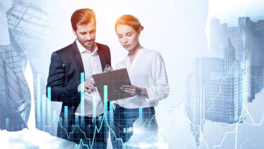Ofisteki kadın ve erkek şehir gökdelenlerinin iş raporlarını inceliyor. Borsa grafiğiyle çifte maruz kalma. Mali analiz ve takım çalışması kavramı