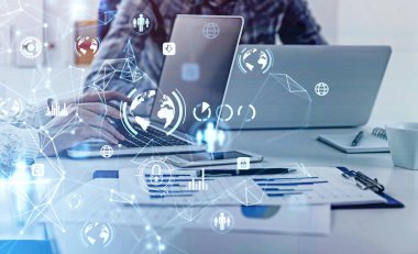 Bilgisayarları olan iş adamları siber güvenlik ağını korumaya çalışıyor. Canlı yayında mavi parlayan bilgi simgeleri. Asma kilit ve iş veri sembolleri. Veri depolama ve toplama kavramı