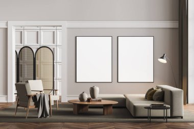 Villa oturma odasının iç dekorasyonunda iki çerçeve modeli poster, parlak duvarda bej mobilya, ahşap zemin, katlanmış ekran. Rahatlama kavramı. 3d oluşturma