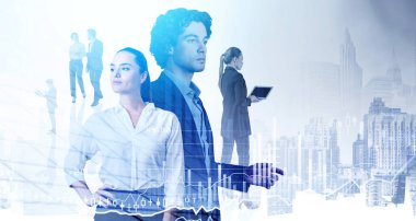 Bir grup genç tüccar gelecekteki finansal beklentileri düşünüyor. Gökdelenler, borsa, şamdanlar, dinamikler, bar çizelgeleri, çifte maruz kalma. Dünya çapında finansal danışmanlık kavramı