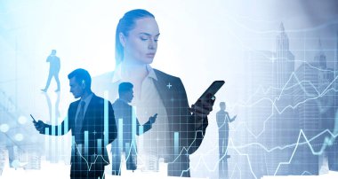 Akıllı telefonu olan bir ofis kadını, çeşitli cihazları olan ortaklar, gökdelenlerin geçmişi ve borsa değişiklikleri, New York. Çevrimiçi ticaret kavramı