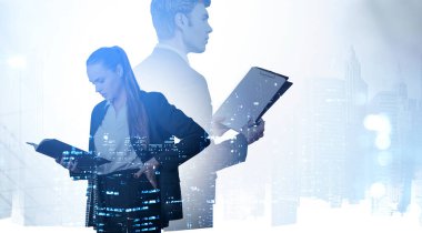 Belgelerle çalışan iş adamı ve iş kadını. Şehir merkezindeki gökdelenlerle panoramik gece New York manzarası. İş geliştirme konsepti. Çift pozlama