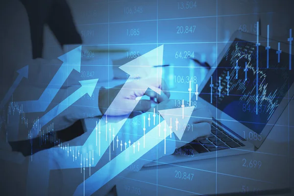 キーボードを入力するオフィスの女性 株式市場の変化とノートパソコンの画面 棒グラフ 数字と成長市場の燭台との二重暴露 金融分析の概念 — ストック写真