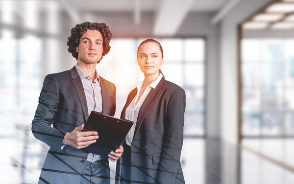 Büromenschen Ein Mann Mit Klemmbrett Und Eine Frau Schwarzen Anzug — Stockfoto