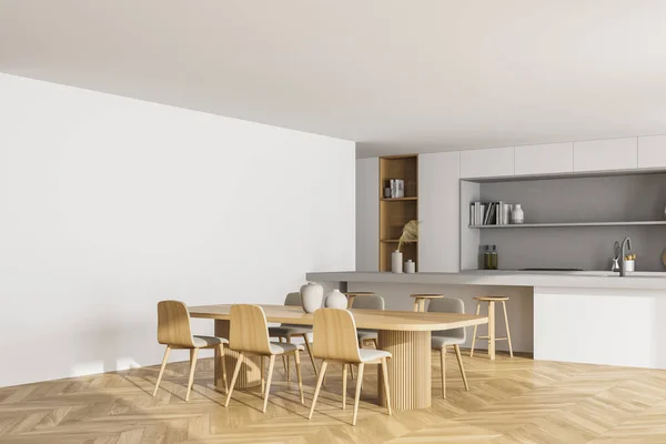 Cozinha Leve Com Mesa Concreto Cadeiras Madeira Piso Parquet Interior — Fotografia de Stock