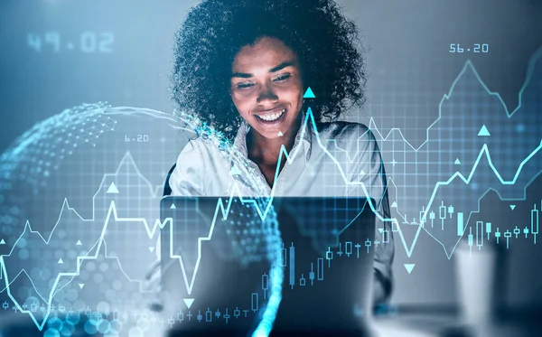 微笑着在笔记本电脑上工作的非裔美国女商人 研究金融新闻 股票市场改变烛台 数据信息图标 环球投影仪资金和技术的概念 — 图库照片