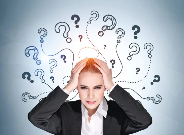 Office Woman Portrait Suit Looking Answers Stressed Hands Head Background — Stock Photo, Image