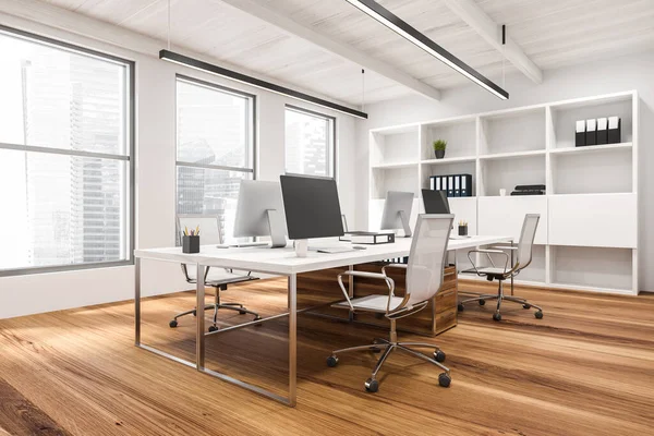 Arbeitsplatz Einer Modernen Büroecke Mit Weißen Wänden Holzboden Weißen Computertischen — Stockfoto