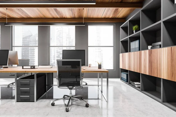 Arbeitsplatz Stilvollen Büro Mit Grauen Wänden Betonboden Hölzernen Computertischen Und — Stockfoto