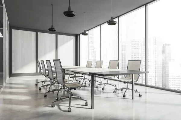 Holzgrauer Konferenzraum Mit Weißen Sesseln Und Holztisch Seitenblick Betonboden Büromöbel — Stockfoto