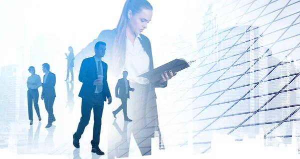 İş adamlarının acelesi var. Gökdelen New York şehir merkezini gösteriyor. İş geliştirme konsepti. Çift pozlama