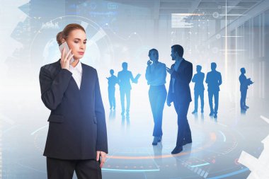 Çekici iş kadını iş arkadaşlarıyla telefonda araştırma ve geliştirme perspektiflerini tartışıyor. Çubuk, hud, çizelge ve devrelerle dijital teknoloji arayüzü