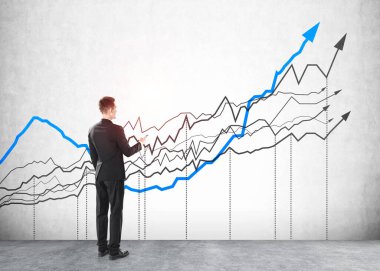 Uzaktan kumandalı ofis adamı, yükselen mavi ve siyah okları olan gri duvar, beton zemin. Risk yönetimi ve mali danışman kavramı