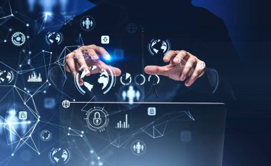 Veri odasındaki hackerın ön görüntüsü. İnternet, yenilik ve siber saldırı konsepti. Veri koruma hologram simgeleri. Eller dizüstü bilgisayara