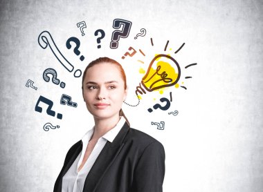 Resmi ceketli, gülümseyen Avrupalı çekici genç bir kadının portresi kariyer fırsatları ve yeni iş fikirleri üzerine kafa yoruyor. Soru işaretleri ve arkadaki duvara çizilmiş sarı ampul..