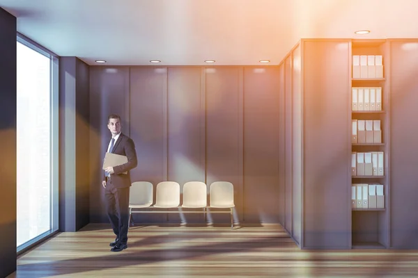 Бизнесмен Блокнотом Думает Предстоящей Корпоративной Встрече Зал Ожидания Комната Панорамным — стоковое фото