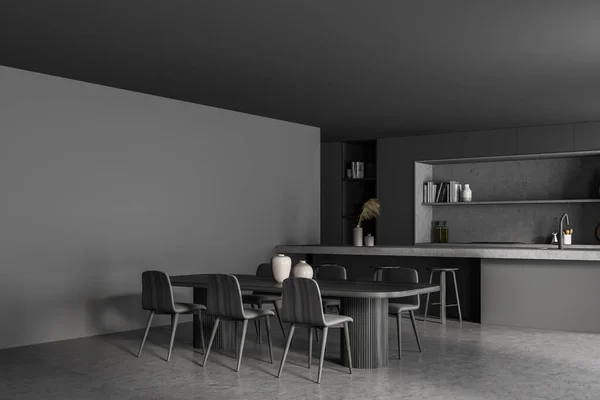 Beton Masalı Gri Mutfak Seti Beton Zeminde Ahşap Siyah Sandalyeler — Stok fotoğraf