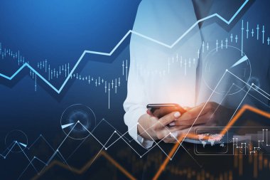 Beyaz gömlekli bir tüccar akıllı telefon kullanarak tırnak işaretlerini kontrol ediyor. Forex grafik hologram önplanı. Ticaret ve analitik kavramı.