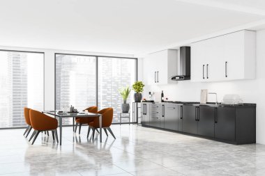 Panoramik şehrin beyaz ve gri iç kısımlarında beyaz duvarda mutfak dolabı ve solunda turuncu sandalyeler olan bir masa var. Köşedeki pencerede iki çiçek duruyor. Döşeme döşemesi. 3d oluşturma