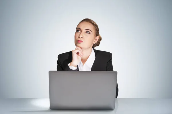 Porträtt Omtänksam Attraktiv Affärskvinna Kostym Sitter Vid Skrivbordet Framför Laptop — Stockfoto