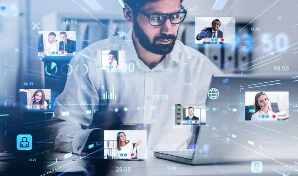 Bonito Empresário Barba Óculos Usando Laptop Para Ser Uma Parte — Fotografia de Stock