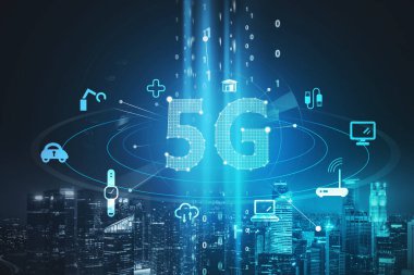 5G dijital ağın mavi hologram simgeleri. Singapur gece panoramik şehir manzarası. Kablosuz sistemler ve yüksek hızlı internet sinyali