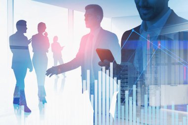 İş adamı dünya çapında borsa haberlerini araştırmak için akıllı telefonları kullanıyor. Veri çubuğu grafiği, şehir merkezindeki gökdelenler ve arka planda iş arkadaşları. Mali analiz kavramı