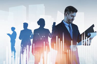 Uluslararası danışmanlıkta çalışan çeşitli iş adamlarının siluetleri. Borsa dinamikleri, bar çizelgesi, çifte maruz kalma. Finansal danışman kavramı. Şirket finansmanı. Bir raporu araştıran iş adamı