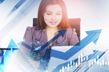 Bilgisayarda araştırma yapan gülümseyen tüccar iş kadınının portresi. Finansal şamdanlar ve ok çizgisi grafikleri. Ticaret ve analitik kavramı. Gece Singapur şehir manzarası