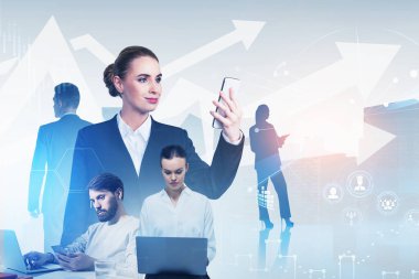 İş kadını internet üzerinden akıllı telefon kullanıyor. İş adamları dizüstü bilgisayarla, iş hayatıyla uğraşıyorlar. Arka planda gökdelenler var. Çifte maruziyet. Sosyal medya simgeleri ve finansal tablolar.