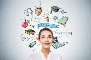 Resmi gömlekli bir iş kadını portresi yukarı bakıyor ve gelecekteki kariyer fırsatlarını hayal ediyor. Eğitim simgelerinin aralığı beton duvarın arkasına çizilir. Başlangıç için yeni fikirler kavramı