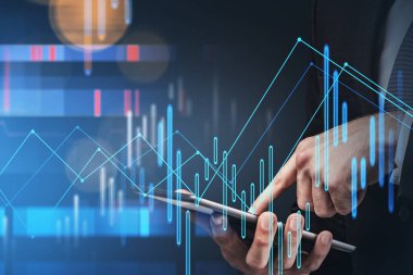 Ticari grafikle birlikte tablet kullanan işadamı hologram raporu verdi. Borsa konsepti. Çifte maruziyet. Forex Çizelgesi