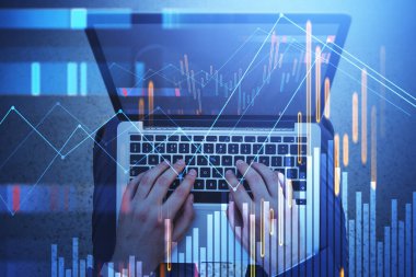 Tüccarların ellerinin dizüstü bilgisayarda formasyon grafiğiyle yazışının en üst görüntüsü. Finans ve yatırım konsepti. Çift pozlama