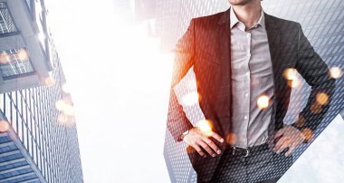 Belinde elleri olan kendine güvenen bir iş adamı, görev çözümlerine yaklaşım arıyor. Gün batımında alçak açılı New York panoramik şehir manzarası. İş geliştirme konsepti. Çift pozlama