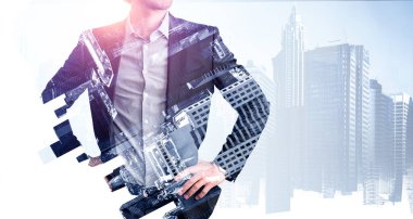 Belinde elleri olan kendine güvenen bir iş adamı, iş çözümlerine yaklaşmak isteyen, gün batımında panoramik şehir manzaralı bir New York. İş geliştirme konsepti. Çift pozlama