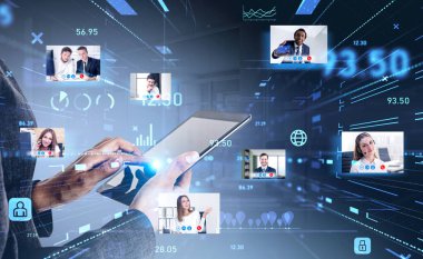 Tablet kullanan iş kadınının yandan görünüşü, iş arkadaşlarının finans konferansı, uzaktan iletişim kuran bir ekip. Takım portreleriyle dijital hologram arayüzü