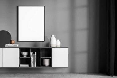 Gri bekleme odasındaki kukla posteri. İki kapalı ve bir açık bölmesi olan beyaz rafın bir parçası. Vazolar, kitaplar, mum ve tabak. Köşedeki siyah perdeler. Beton zemin. 3d oluşturma